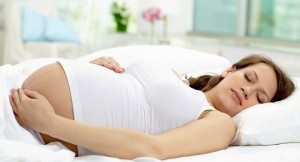 Mujer embarazada duerme