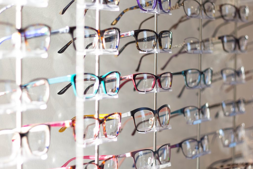 ¿Cansado del uso de gafas debido a la miopía?