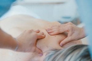 Los problemas de salud derivados de contar con mucho pecho
