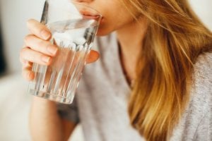 Efectos de beber agua alcalina